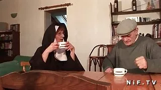 यो दासी कुखुरा चूसना र मालिक संग बकवास.