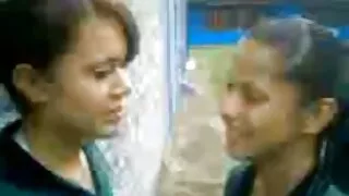 दुई बकवास बालिका बेसमेंट मा माथि गाँसिएको.