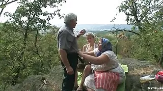 त्यो बिल्ली संग एक जीवित बनाउँछ.