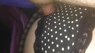 एक गैंगबैंग पछि स्तन मा समलैंगिक किशोर सह.