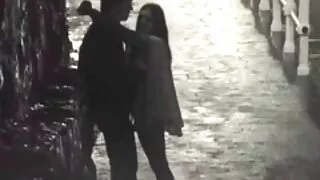 एक केटी एक तातो बकवास मा लगी छ ।