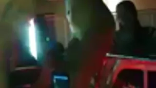 यो केटी घुसपैठिए गरेको हुड चाट।