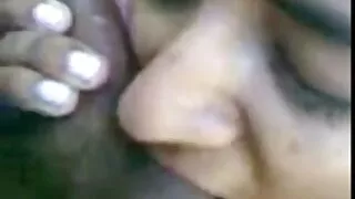 गोरा बिस्तारै कुखुरा बेकारी. आफ्नो मुखले मेहनत.