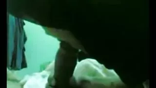 सोफामा एक साथी संग Somersault. शुक्राणु मास्क।