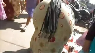 एक विशाल कुखुरा मा जवान श्यामा स्लाइड.